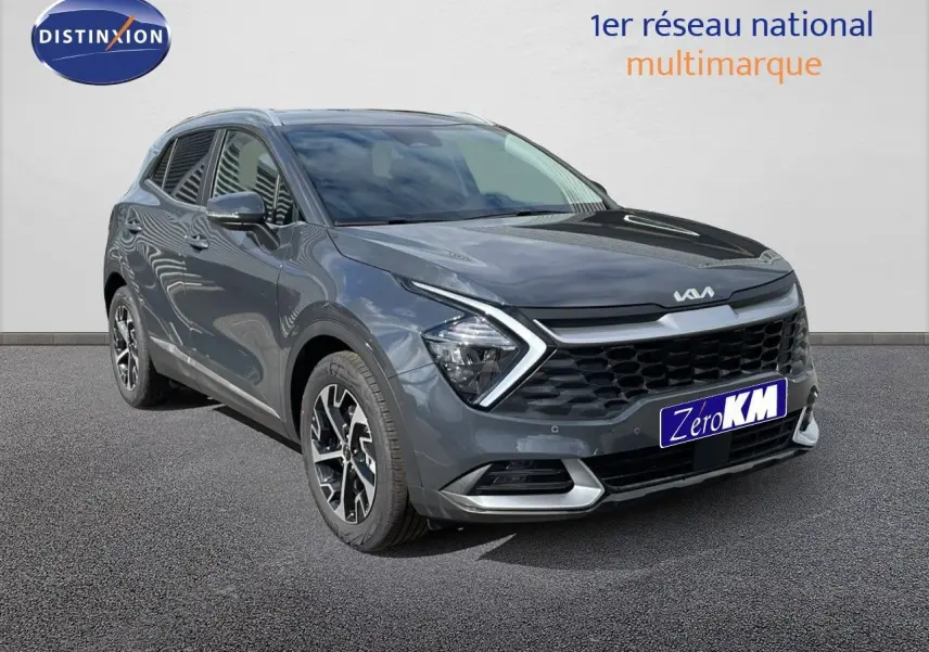 KIA Sportage 2025 gris foncé métal en 3/4 avant droit avec calandre noire et feux LED en forme de flèche.