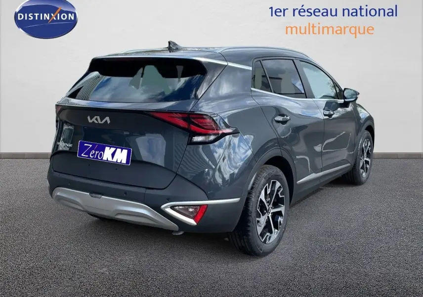 KIA SPORTAGE gris foncé métal vu en 3/4 arrière droit, avec feux LED et jantes alliage bicolores.