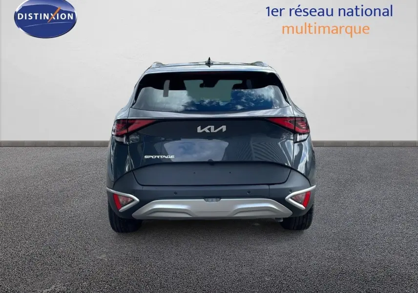 Vue arrière du KIA Sportage 2025 gris foncé métal, mettant en valeur ses feux LED et son pare-chocs argenté distinctif.