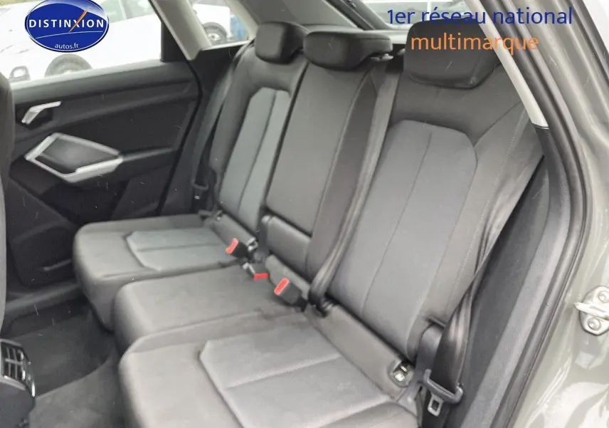 Vue intérieure côté droit des sièges arrière en tissu gris d'un Audi Q3 35 TFSI 2019 avec portières ouvertes.
