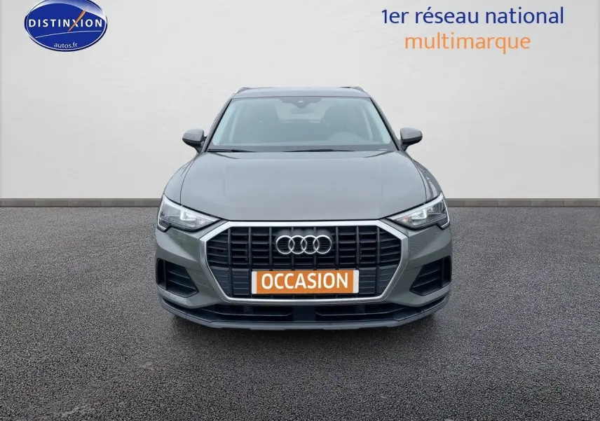 Audi Q3 35 TFSI gris chronos métal vu de face, mettant en valeur sa calandre hexagonale et ses phares LED distinctifs.