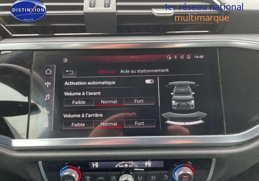 Écran central de l'Audi Q3 35 TFSI 2019 affichant l'aide au stationnement avec réglages de volume avant et arrière.