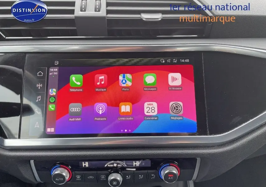 Écran tactile central de l'Audi Q3 35 TFSI 2019 affichant l'interface Apple CarPlay, vue intérieure du tableau de bord.