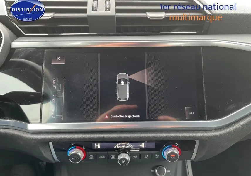 Tableau de bord de l'Audi Q3 35 TFSI 2019 avec écran tactile central et commandes de climatisation en gros plan.