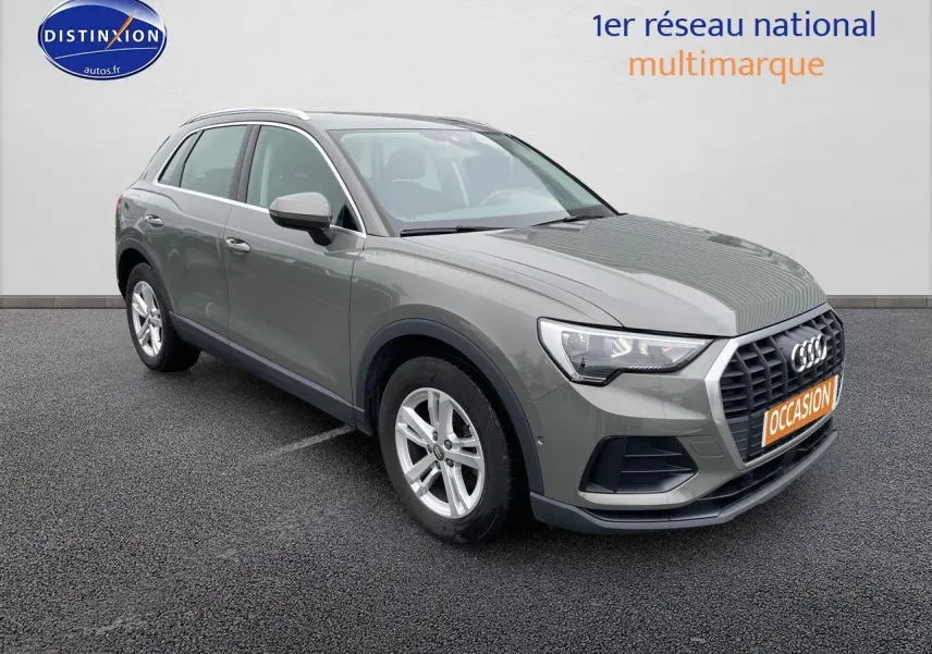Audi Q3 35 TFSI gris Chronos métal en 3/4 avant droit, avec calandre distinctive et jantes alliage.