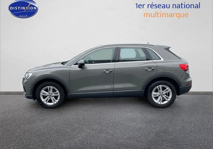 Audi Q3 2019 gris Chronos métal vu de profil côté gauche sur fond neutre, roues alliage 17 pouces.