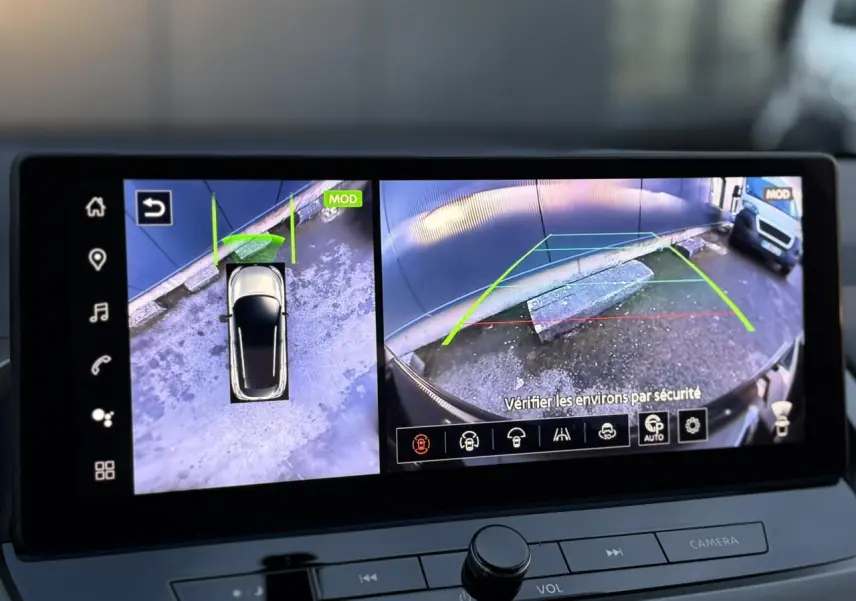 Écran intérieur affichant la caméra 360° du Nissan Qashqai gris Ceramic, vue arrière et vue du dessus du véhicule.