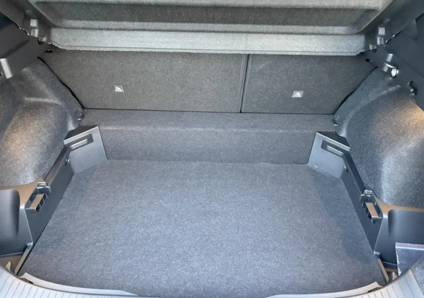 Vue intérieure du coffre spacieux et propre du Nissan Qashqai III e-Power en gris Ceramic, sans chargement visible.