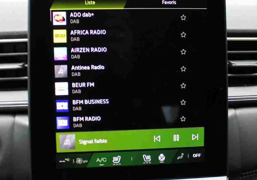 Écran tactile central de la Renault Symbioz 2025 affichant la liste des radios DAB avec interface moderne et commandes climatisation.