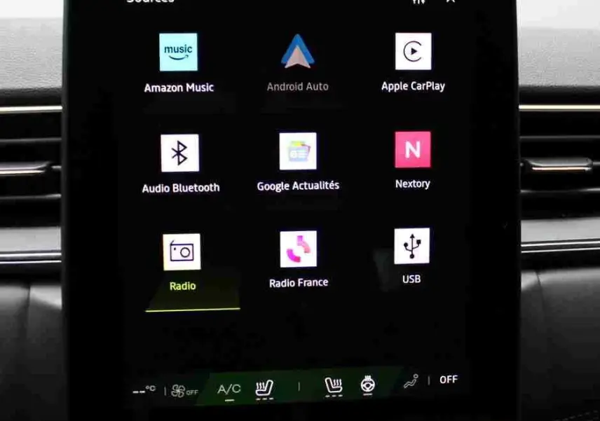 Écran tactile central du Renault Symbioz 2025 affichant les options multimédia et climatisation, intérieur noir.