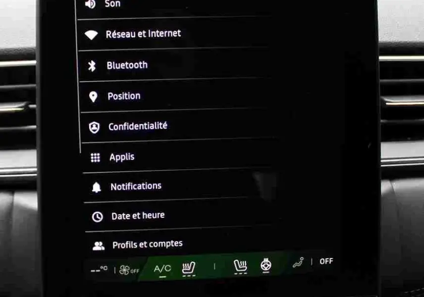 Écran tactile central du tableau de bord du Renault SYMBIOZ 2025, affichant les paramètres de connectivité et climatisation.