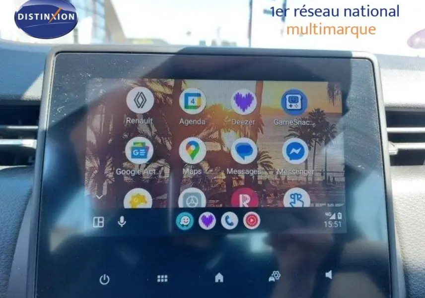 Écran tactile central de la Renault Clio blanche 2021, vue rapprochée du système multimédia avec applications affichées.