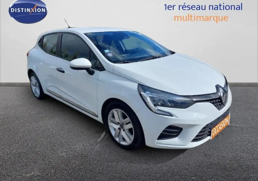 Renault Clio blanc vue 3/4 avant droit, avec phares LED et jantes alliage, sur fond neutre showroom.