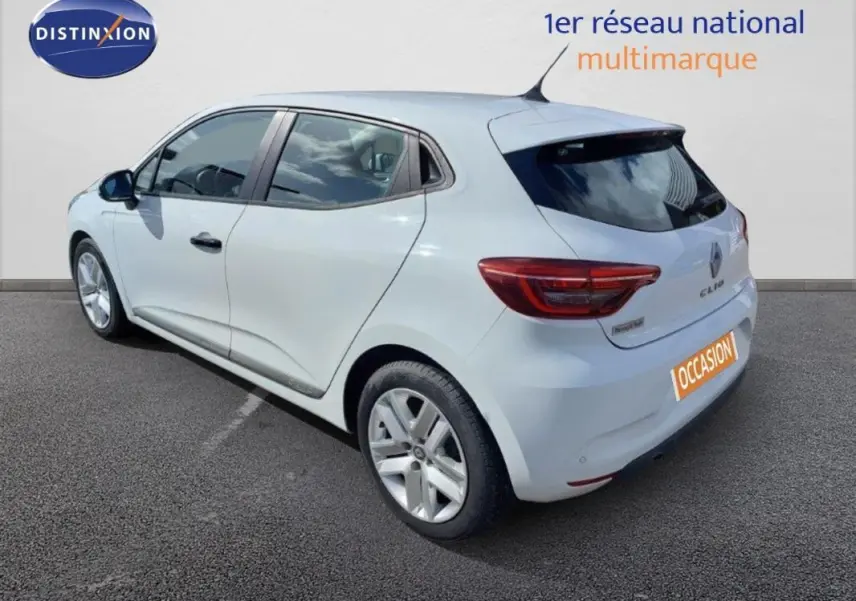 Renault Clio V SCe 65 Business blanche vue 3/4 arrière droit, avec feux arrière LED et jantes alliage visibles.