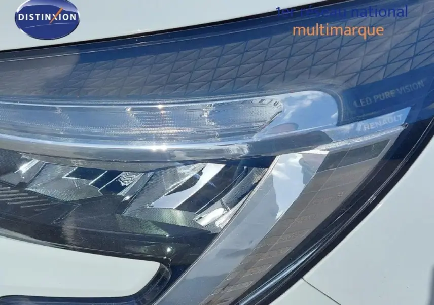 Gros plan sur le phare avant droit LED Pure Vision d’une Renault Clio blanche V SCe 65 - 21 Business.