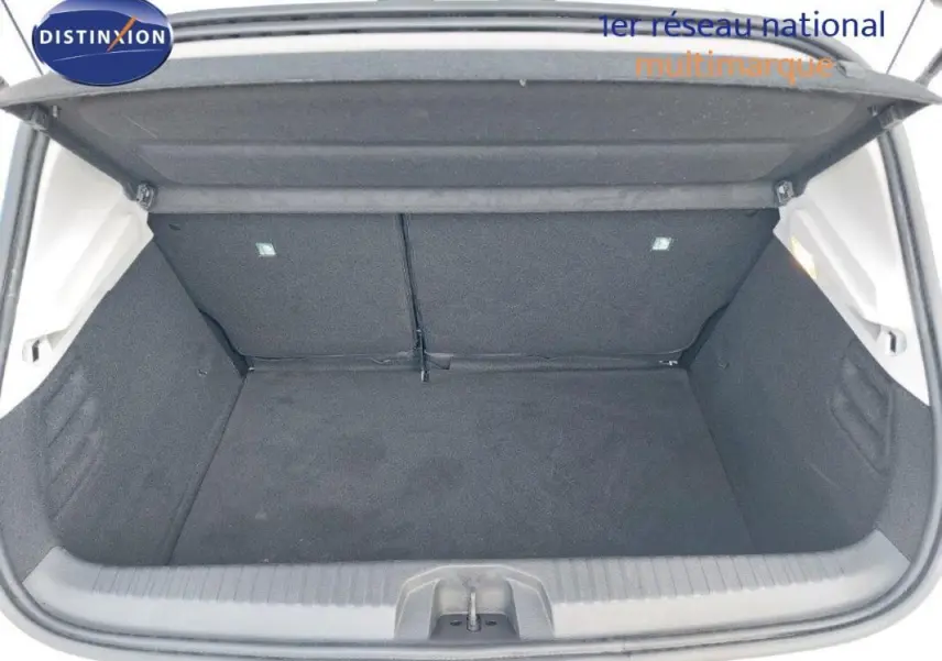 Coffre ouvert de la Renault Clio blanc vue de l'arrière, montrant un espace de chargement propre et spacieux.