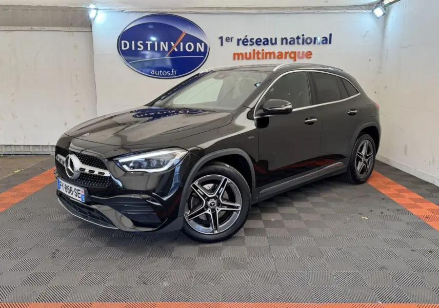 Mercedes GLA 250 e AMG Line noir en 3/4 avant droit, avec jantes alliage et phares LED ellipsoïdaux visibles.