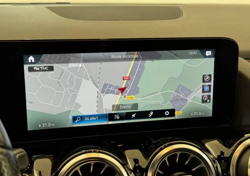 Écran tactile de navigation 10,3 pouces du tableau de bord du Mercedes GLA 250 e AMG Line noir, vue intérieure frontale.