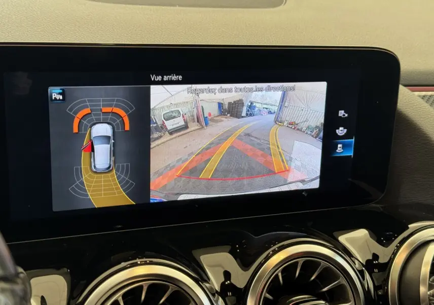 Écran intérieur affichant la caméra de recul et capteurs de stationnement du Mercedes GLA 250 e AMG Line noir, vue arrière.
