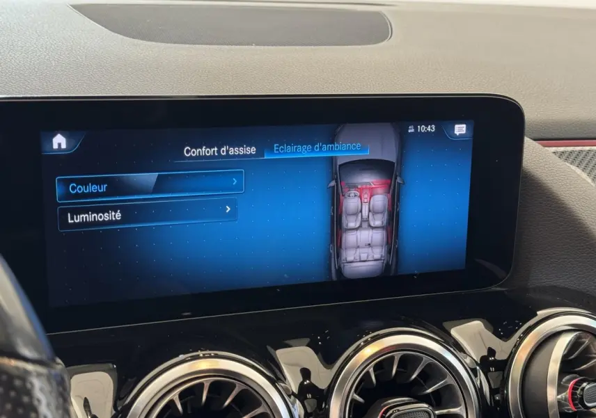 Écran tactile intérieur du Mercedes GLA 250 e AMG Line 2021 montrant le réglage de l’éclairage d’ambiance.