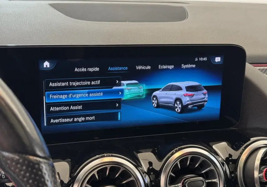 Écran tactile central affichant les aides à la conduite avec illustration d’un SUV Mercedes GLA gris en vue arrière 3/4.