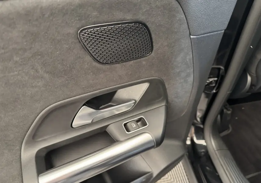 Détail de la porte arrière droite noire du Mercedes GLA 250 e AMG Line 2021, avec poignée argentée et bouton de vitre électrique.