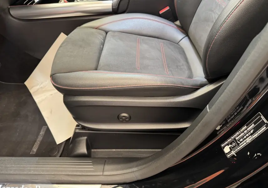 Gros plan sur le siège avant droit noir avec surpiqûres rouges d’un Mercedes GLA 250 e AMG Line 2021.