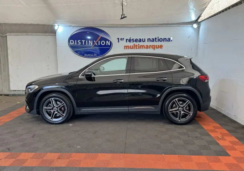Vue de profil côté gauche d’un Mercedes GLA 250 e AMG Line noir, avec jantes alliage et toit panoramique visible.