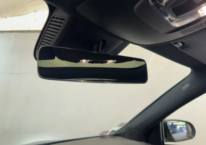 Rétroviseur intérieur noir de Mercedes GLA 250 e AMG Line 2021, avec vue partielle sur rétroviseur extérieur droit.