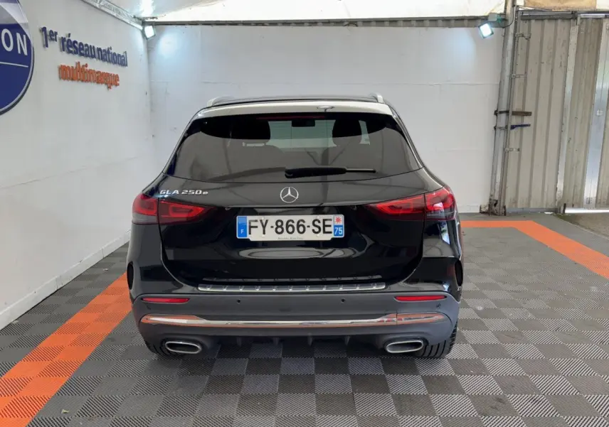 Vue arrière d'un Mercedes GLA 250e AMG Line noir, avec feux LED et double sortie d'échappement chromée.