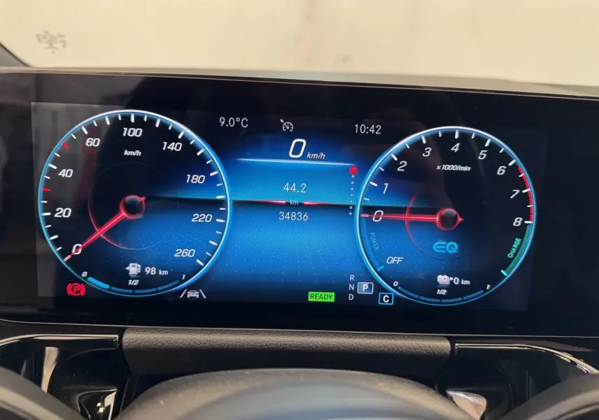 Tableau de bord numérique du Mercedes GLA 250 e AMG Line 2021 affichant vitesse, compte-tours et autonomie.