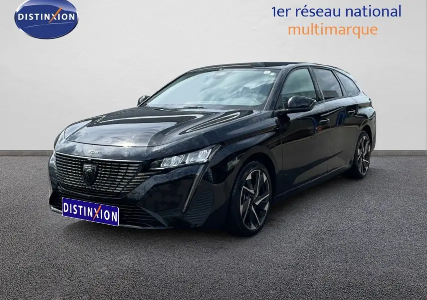 Peugeot 308 SW Hybrid 145ch noir métal vue 3/4 avant droit, avec calandre distinctive et jantes stylées.
