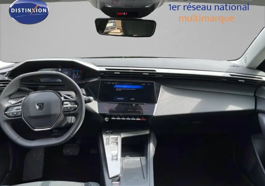 Vue intérieure avant du Peugeot 308 SW Hybrid 145ch Allure 2025, tableau de bord noir avec écran tactile central et volant multifonction.