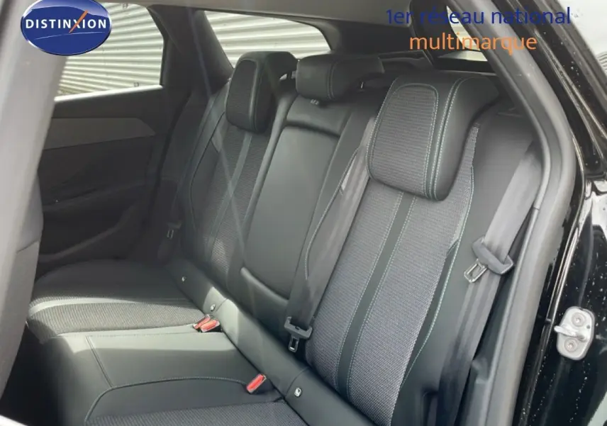 Vue intérieure du siège arrière côté droit d'une Peugeot 308 SW noir métal, avec sellerie tissu et cuir gris noir.