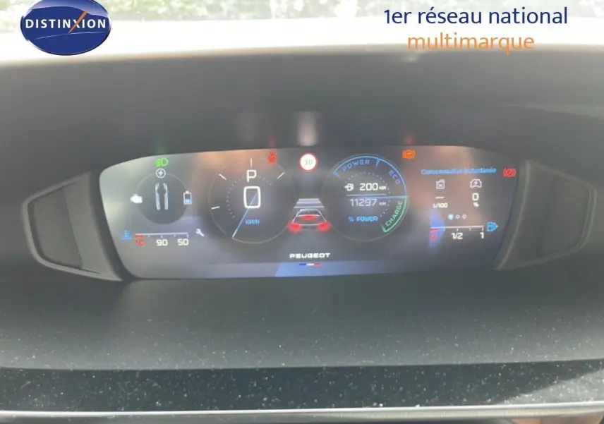 Tableau de bord numérique du Peugeot 308 SW Hybrid 2025 affichant vitesse, autonomie et consommation instantanée.