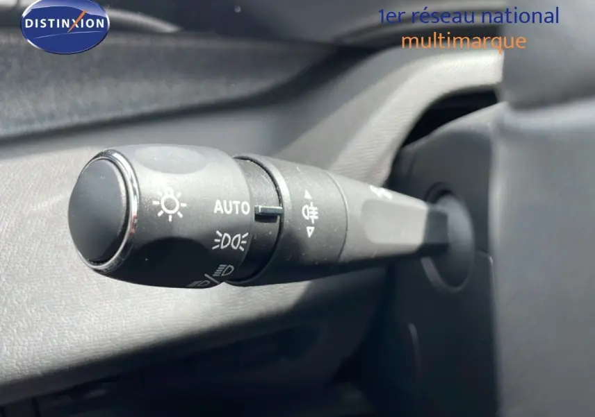 Gros plan sur la commande des feux du PEUGEOT 308 SW HYBRID 145CH e-DCS6 ALLURE, intérieur noir.