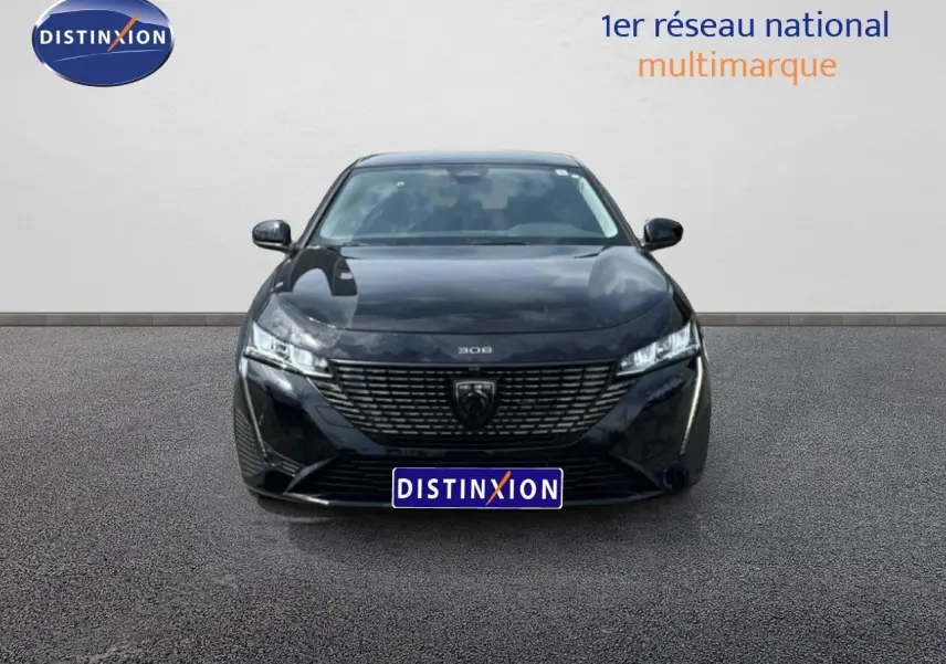 Vue frontale d'une Peugeot 308 SW Hybrid 145ch Allure noire métal, avec calandre distinctive et phares LED fins.