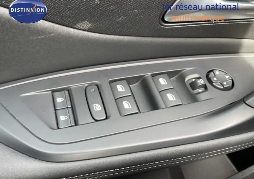 Détail des commandes de lève-vitres et rétroviseurs sur la porte côté gauche d’un Peugeot 308 SW noir métal 2025.