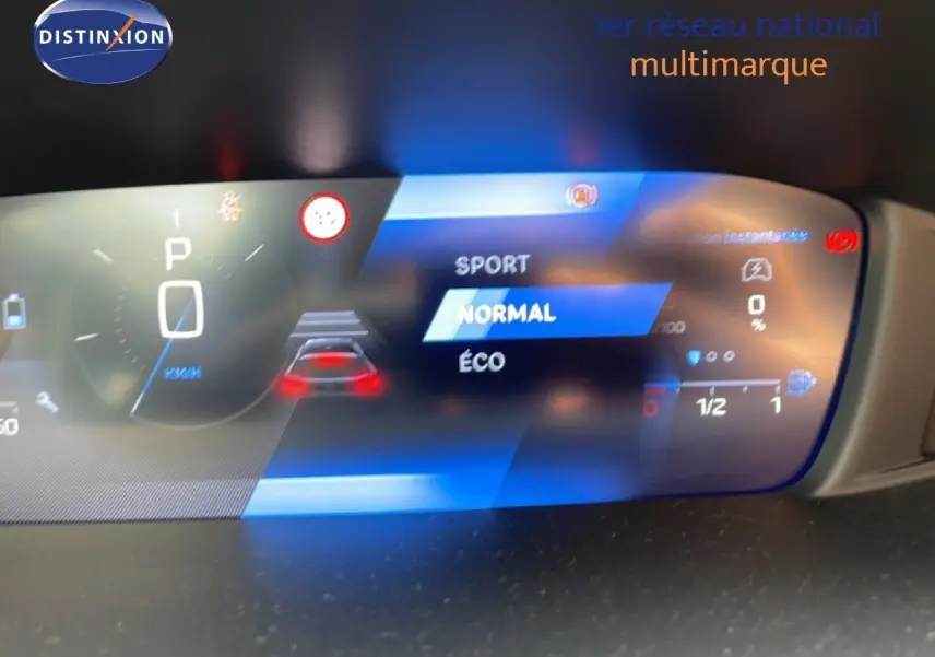 Tableau de bord numérique de Peugeot 308 SW noir métal, affichant modes de conduite Sport, Normal et Éco en vue frontale.