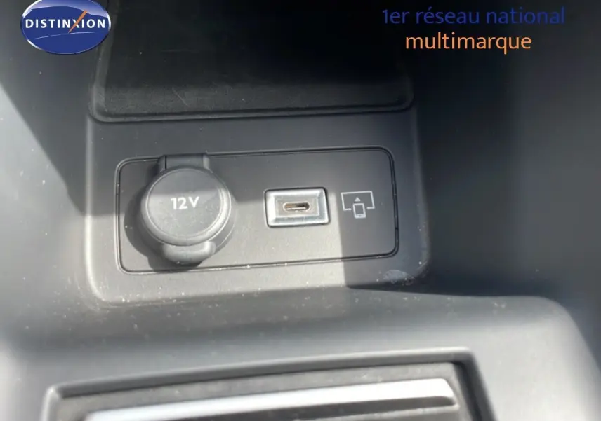 Prise 12V et port USB-C en gros plan dans l'habitacle de la Peugeot 308 SW noir métal, version 2025.