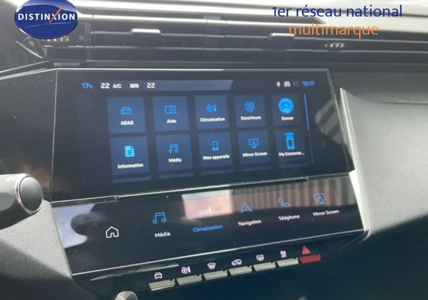 Vue rapprochée de l'écran tactile central du tableau de bord de la Peugeot 308 SW Hybrid 2025, intérieur noir.