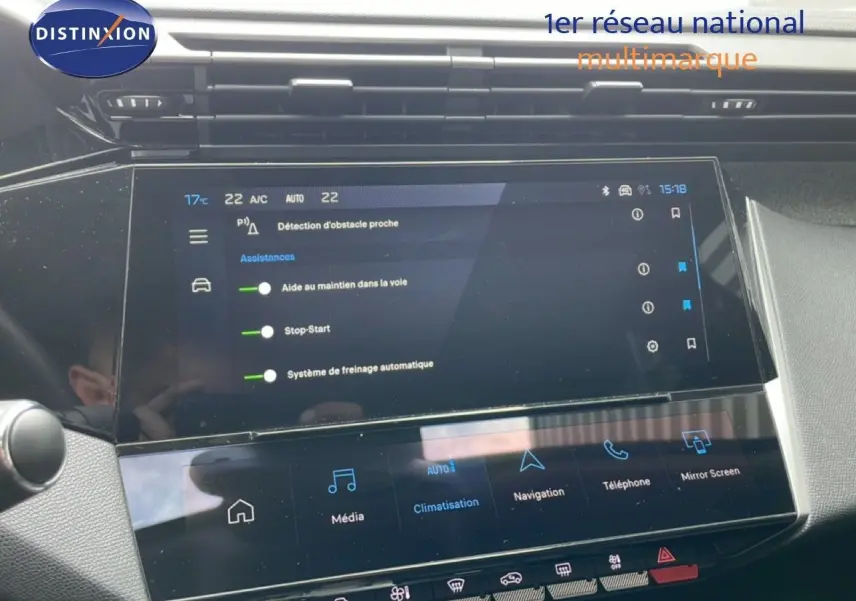 Écran tactile central de la Peugeot 308 SW Hybrid 2025 montrant les options d’assistance à la conduite et climatisation.