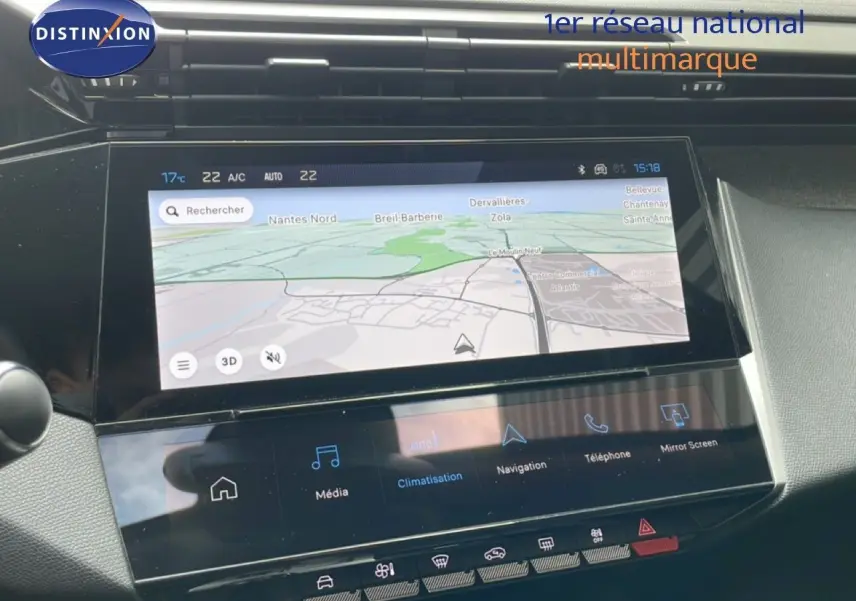 Vue rapprochée de l’écran tactile central noir du Peugeot 308 SW Hybrid 145ch, affichant la navigation GPS.