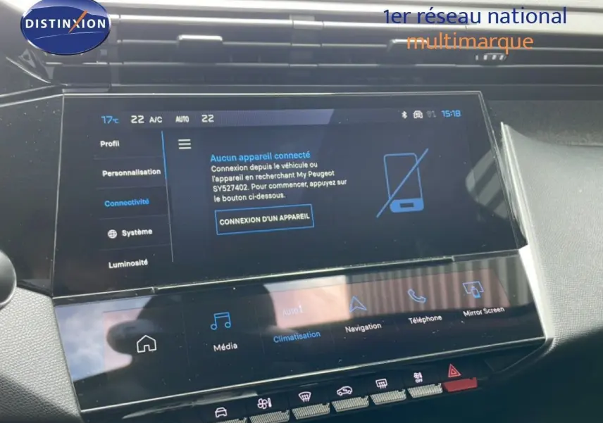 Vue rapprochée de l’écran tactile central du tableau de bord du Peugeot 308 SW noir métal, affichant les options de connectivité.