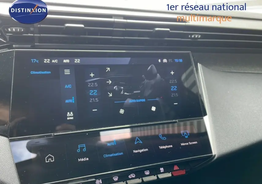 Écran tactile central de la Peugeot 308 SW Hybrid 2025 affichant les réglages de climatisation, vue intérieure.