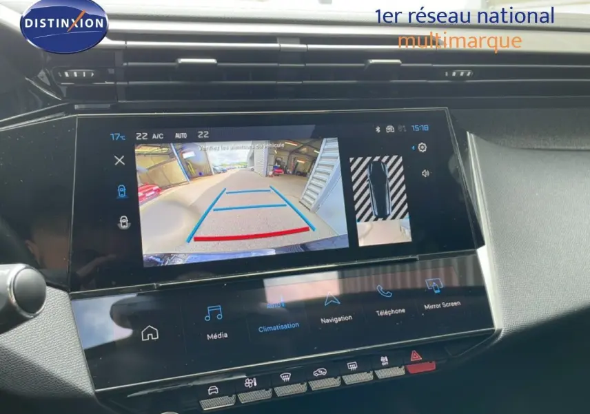 Écran tactile central affichant la caméra de recul et l’aide au stationnement dans l’habitacle d’une Peugeot 308 SW noire.