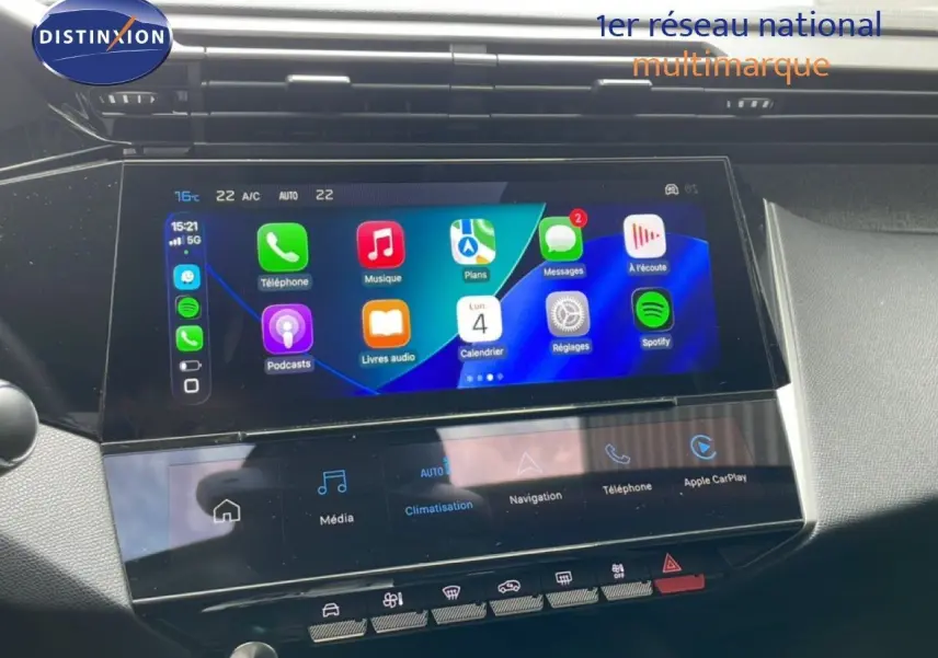 Vue rapprochée de l’écran tactile central du Peugeot 308 SW noir métal, affichant les applications multimédia et navigation.