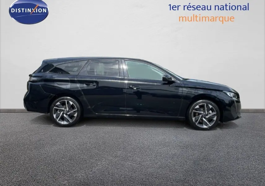Peugeot 308 SW noir métal vue de profil côté gauche sur fond clair, avec jantes alliage et lignes élégantes.