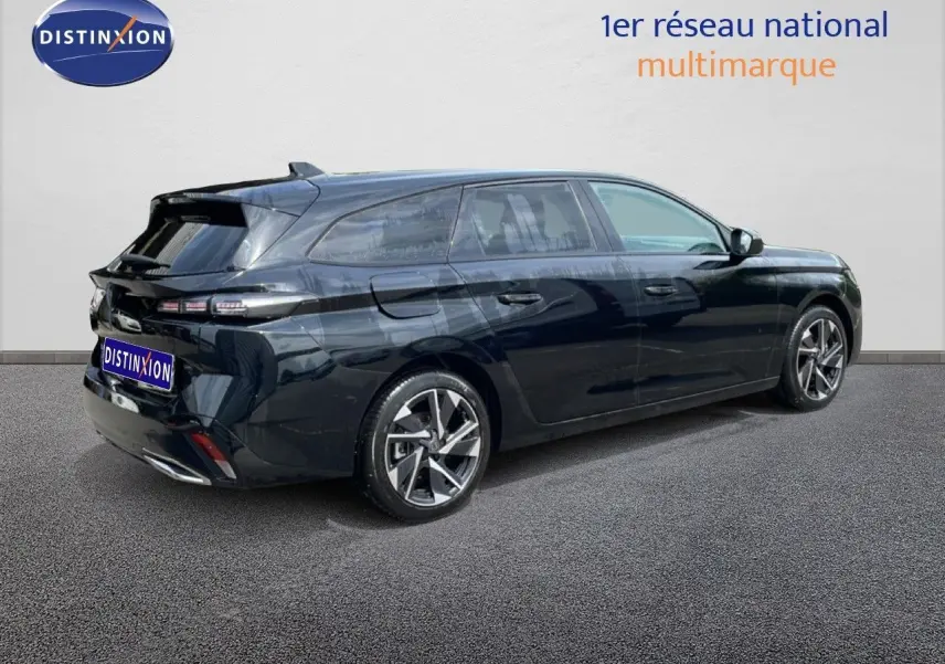 Peugeot 308 SW noir métal vue de profil droit, soulignant ses lignes élégantes et ses jantes alliage modernes.