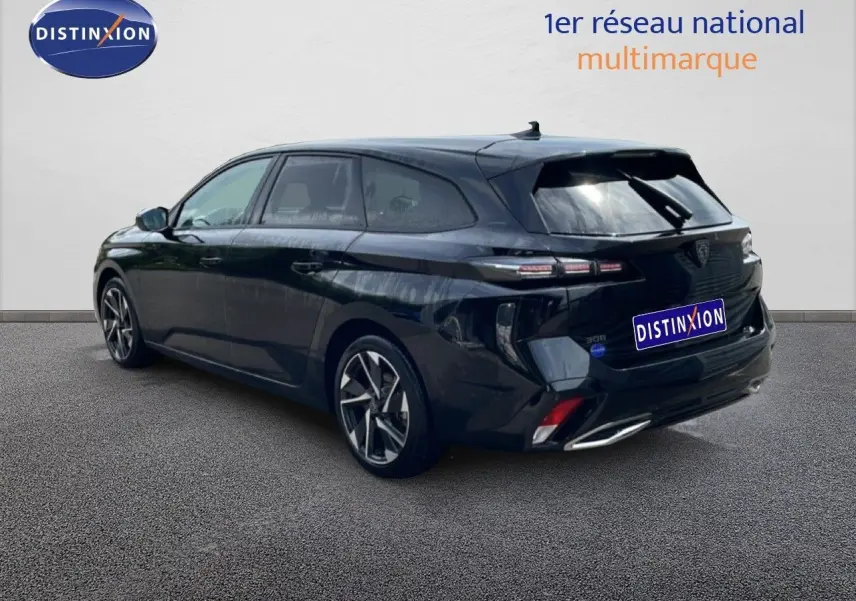 Peugeot 308 SW noir métal vue 3/4 arrière droit, avec feux arrière LED et jantes alliage bicolores.